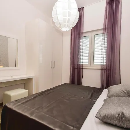 Apartment Amazing In Rogoznica With Sauna *